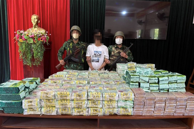 Nghi phạm vận chuyển hơn 295kg ma túy bị bắt giữ cùng tang vật. Ảnh: Biên phòng cung cấp