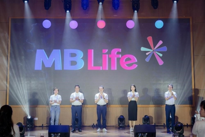Ban Lãnh đạo MB Life chụp ảnh tại Lễ ra mắt tên thương hiệu mới. Ảnh: MB Life