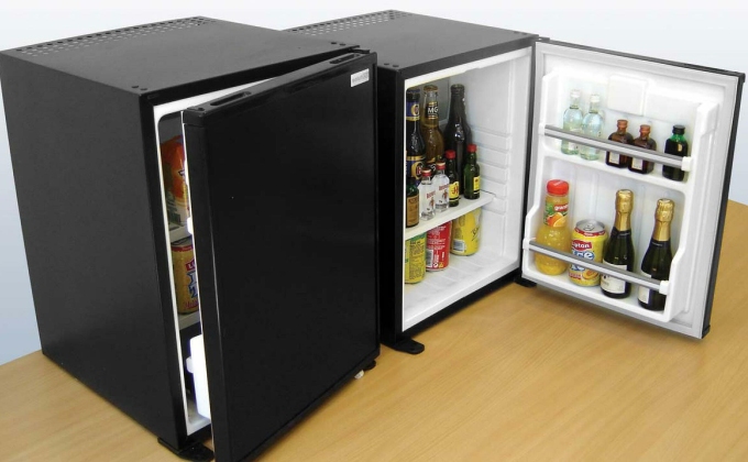 Quầy minibar thực chất là một tủ lạnh cỡ nhỏ bên trong chứa đồ ăn, thức uống được bán với giá cao trong phòng khách sạn. Ảnh: Onity
