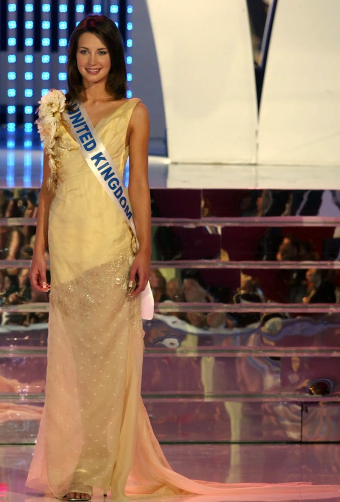 Samantha trên sân khấu cuộc thi Hoa hậu Châu Âu lần thứ 55 tổ chức ở Pháp vào năm 2003. Ảnh: AFP