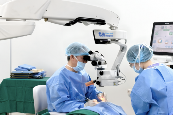 Mờ mắt sau mổ đục thủy tinh thể: Nguyên nhân và cách xử lý
