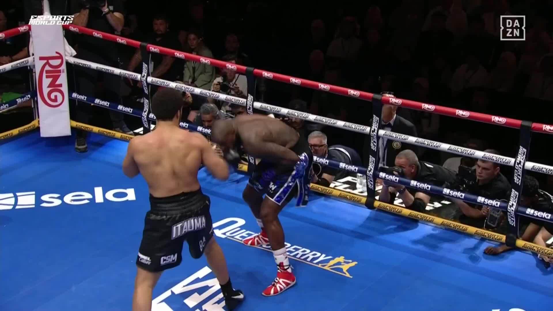 Moses Itauma thắng knock-out Dillian Whyte