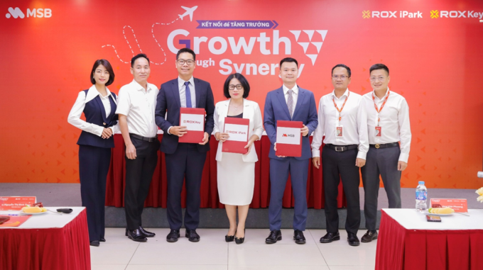Đại điện MSB, ROX iPark và ROX Key chụp ảnh tại lễ ký hợp tác. Ảnh: MSB
