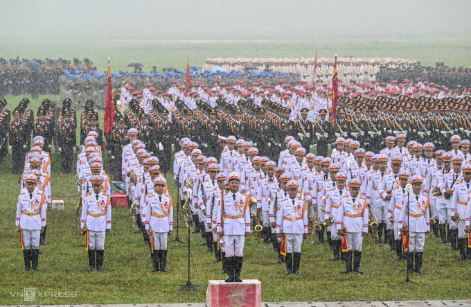 Các khối đứng nghiêm trong mưa lớn khi buổi tổng hợp luyện vừa kết thúc, ngày 16/8. Ảnh: Giang Huy