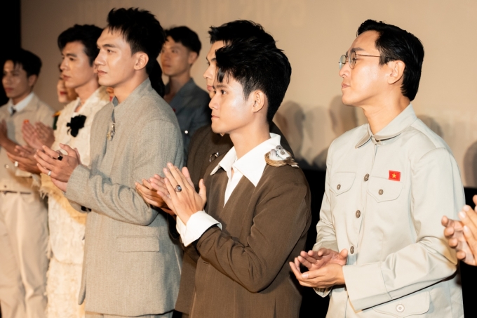 Từ phải qua: diễn viên Mưa đỏ gồm Hứa Vĩ Văn, Trọng Khang, Đỗ Nhật Hoàng tại buổi ra mắt ở TP HCM. Ảnh: Thanh Huyền