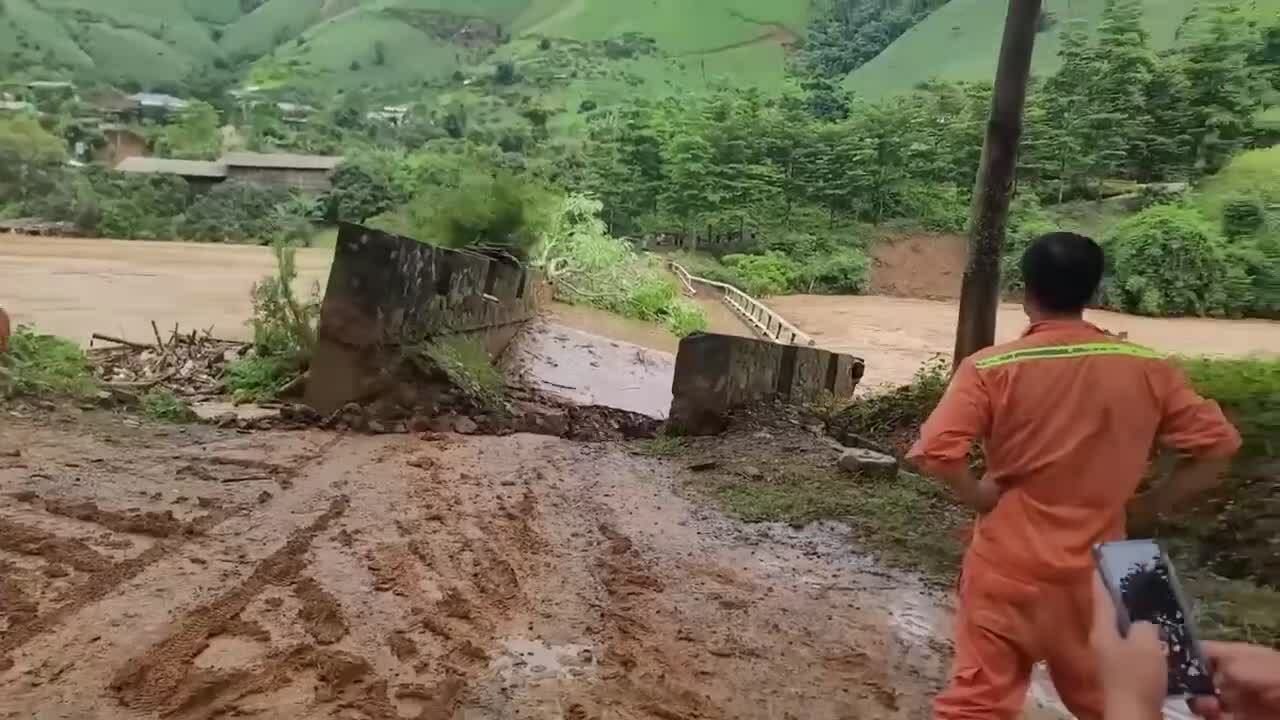 Mưa lũ làm sập cầu ở Sơn La