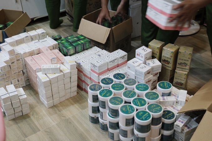 Kem trộn, mỹ phẩm bằng hóa chất không rõ nguồn gốc, phèn chua, dung môi bán trên mạng, sàn thương mại điện tử, bị Công an tỉnh Tây Ninh triệt phá hồi tháng 6. Ảnh: Hồng Tuyết