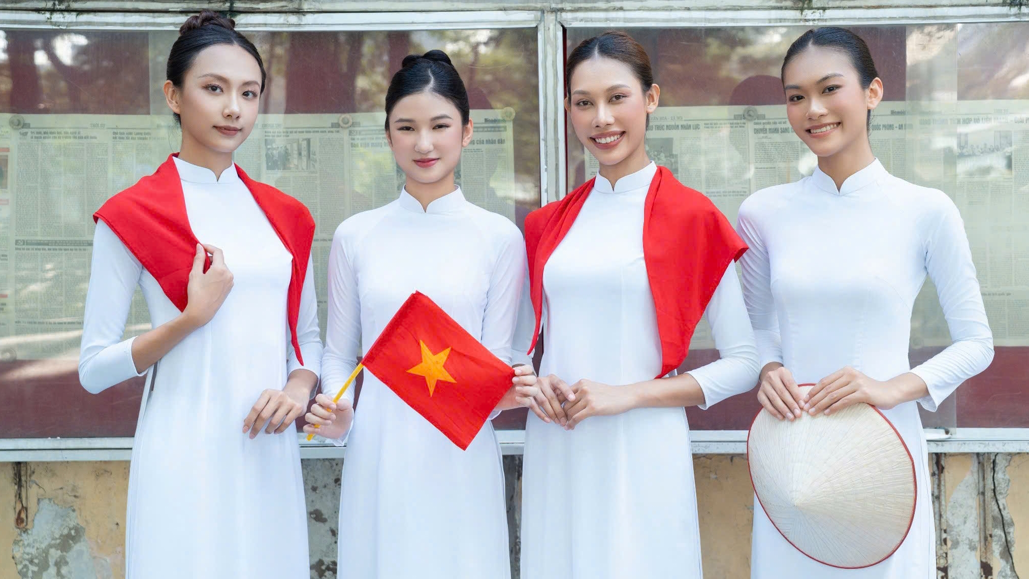 "Nàng Mơ" múa bên Hồ Gươm