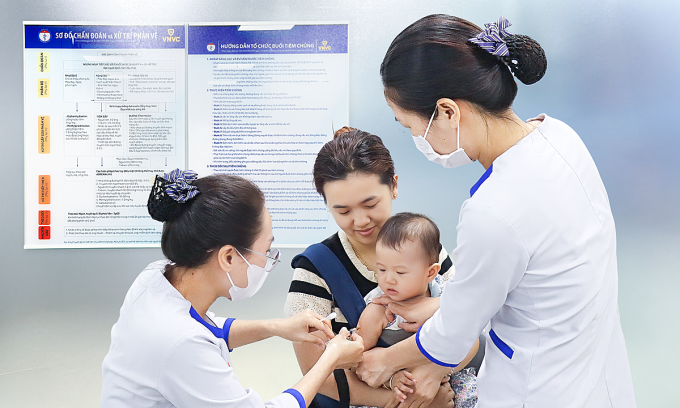 Phụ huynh đưa trẻ tiêm vaccine não mô cầu tại Hệ thống Tiêm chủng VNVC. Ảnh: Mộc Thảo