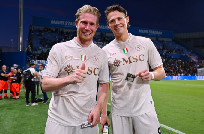 Scott McTominay (phải) và De Bruyne chụp ảnh sau trận. Ảnh: Napoli