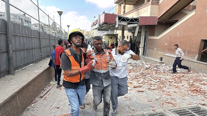 Nhân viên y tế Palestine bị thương sau vụ tập kích kép vào bệnh viện Nasser, Khan Younis, miền nam Dải Gaza, ngày 25/8. Ảnh: AFP