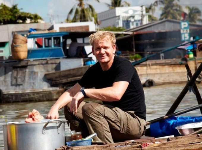 Gordon Ramsay trên ghe bún riêu ở chợ nổi Cái Răng, Cần Thơ, năm 2012. Ảnh: Eater