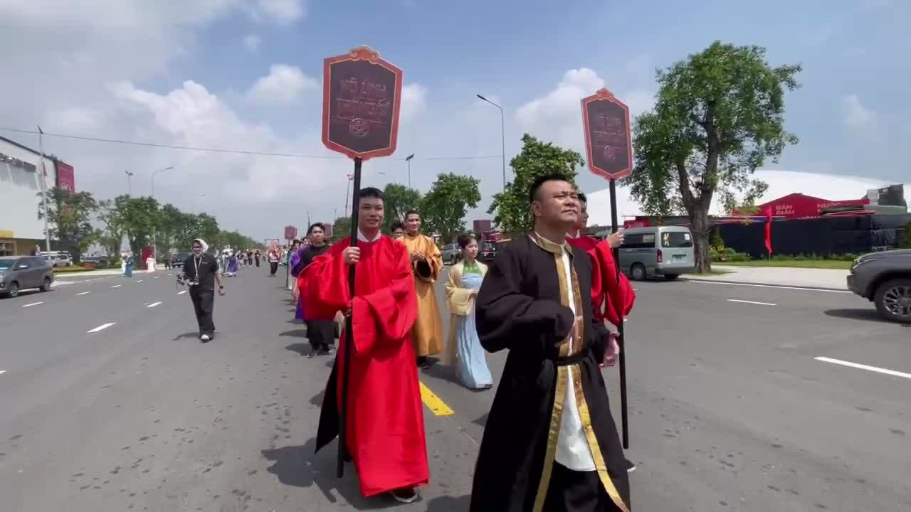 Nghệ sĩ Tự Long diễu hành ở Triển lãm thành tựu đất nước 80 năm