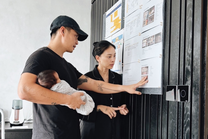 Ngô Thanh Vân cùng chồng lên nhật ký chép lại thói quen, lịch sinh hoạt của con. Ảnh: Nhân vật cung cấp