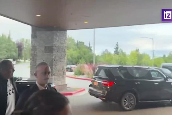 Áo gây sốt của Ngoại trưởng Nga trước thượng đỉnh Trump-Putin