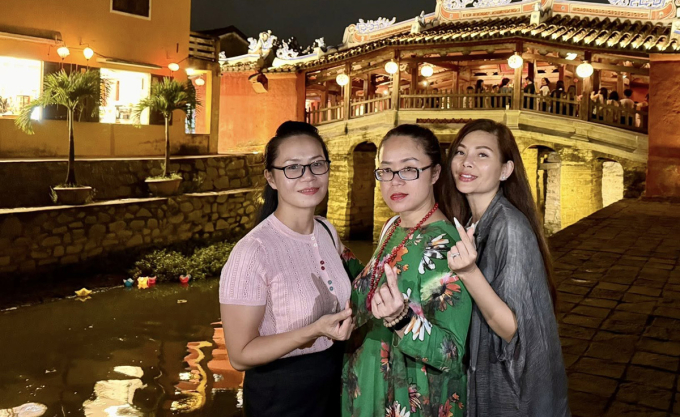 Từ trái sang: Minh Anh, Minh Ánh, Ngọc Anh dạo phố cổ Hội An (Đà Nẵng) trong dịp hội ngộ sau 30 năm. Ảnh: Nhân vật cung cấp