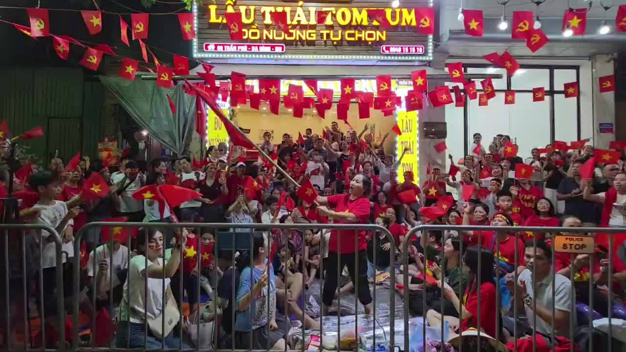 Người dân hát múa cờ hát Nối vòng tay lớn