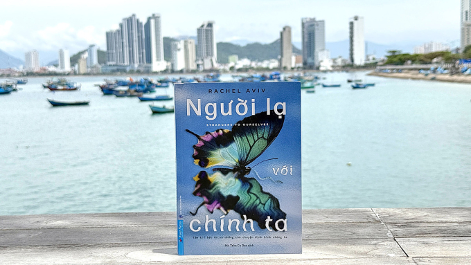 Bìa sách Người lạ với chính ta. Ảnh: First News