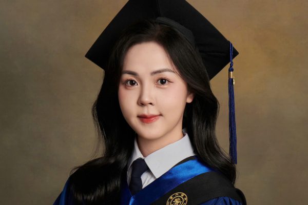 Cô Gái Việt Hai Lần Trúng Tuyển Đại học Thanh Hoa