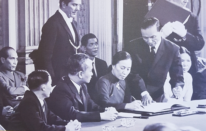 Bà Nguyễn Thị Bình ký Hiệp định Paris ngày 27/1/1973 tại Pháp. Ảnh: TTXVN