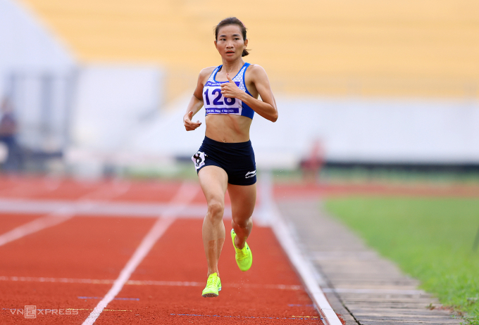 Nguyễn Thị Oanh không có đối thủ ở nội dung 5.000m sở trường. Ảnh: Đức Đồng
