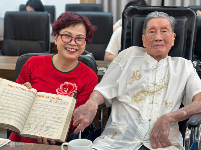 Nhạc sĩ Phạm Tuyên bên con gái, chiều 29/8. Ảnh: Hà Thu