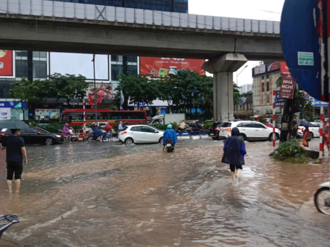 Linh và mẹ lội nước ngập đi tìm phòng trọ quanh trường Đại học Khoa học Xã hội và Nhân văn hôm 26/8. Ảnh: Nhân vật cung cấp