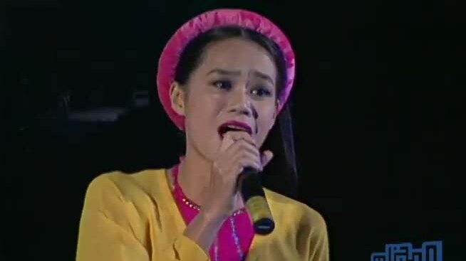 Nhóm Tam ca 3A hát "Ngẫu hứng sông Hồng"