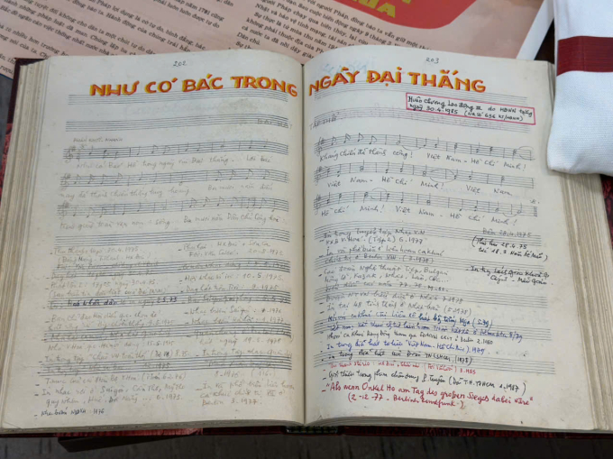Bản chép tay bài Như có Bác trong ngày đại thắng của nhạc sĩ Phạm Tuyên. Ảnh: Hà Thu