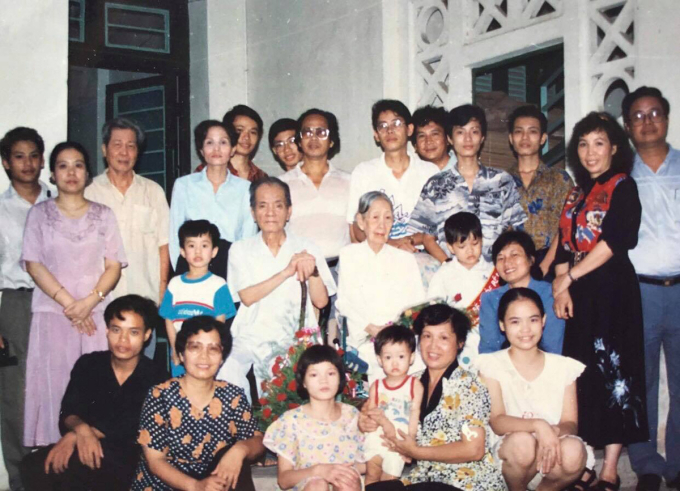Giáo sư Xiển và vợ (ngồi giữa ảnh) cùng các con cháu. Ảnh: Giang đình cung cấp