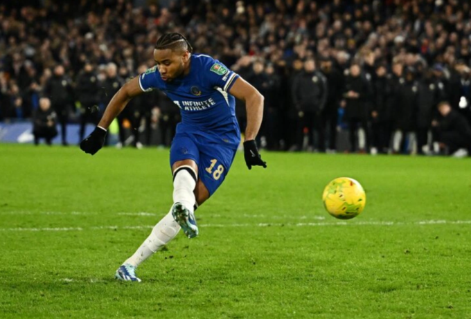 Christopher Nkunku thực hiện cú sút trong loạt luân lưu trận Chelsea gặp Newcastle ở tứ kết Cup Liên đoàn ngày 19/12/2023. Ảnh: Reuters