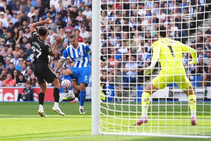 Matheus Nunes (trái) dùng tay cản cú sút của Lewis Dunk. Ảnh: PA