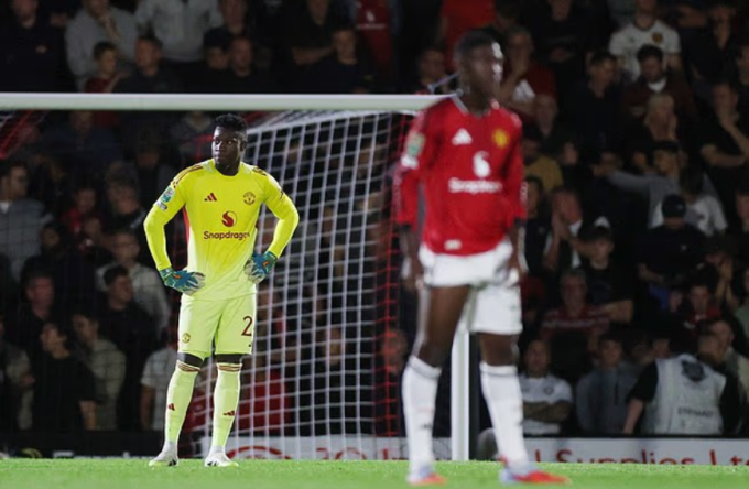 Andre Onana (áo vàng) mắc lỗi trong cả hai bàn thua của Man Utd. Ảnh: Reuters