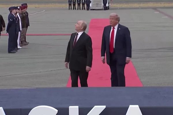 Máy bay tàng hình Mỹ phô diễn trước thượng đỉnh Trump-Putin: Thông điệp gì?