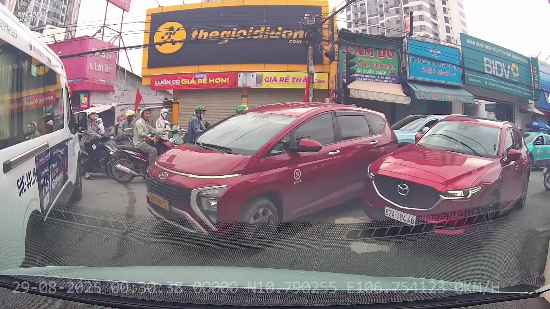 Ôtô lấn làn chặn lối xe đi đúng chiều bị ép lùi