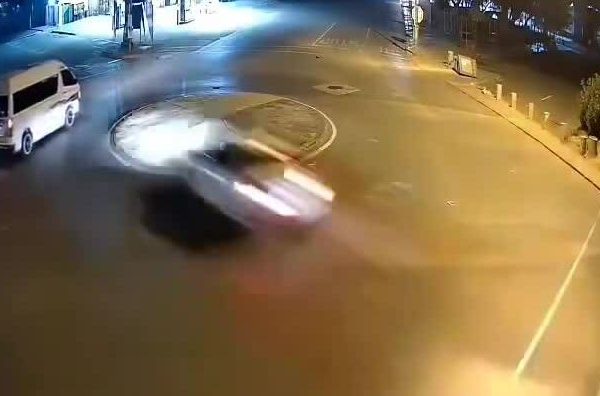 Kinh hoàng: Ôtô ‘bay’ qua vòng xuyến như phim hành động