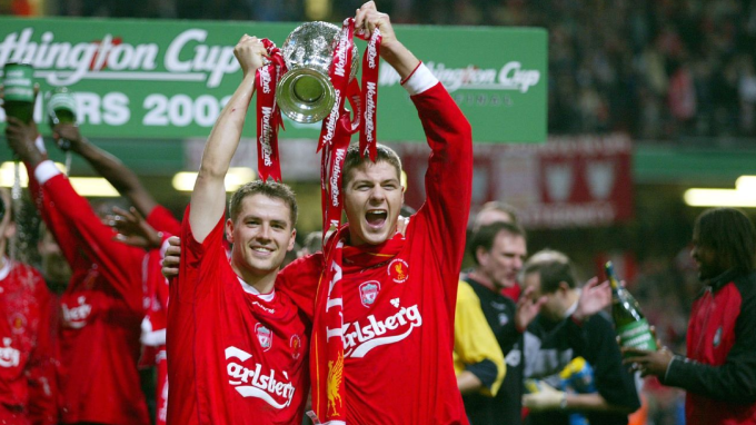 Gerrard và Owen cùng nâng Cup Liên đoàn Anh năm 2001. Ảnh: AFP
