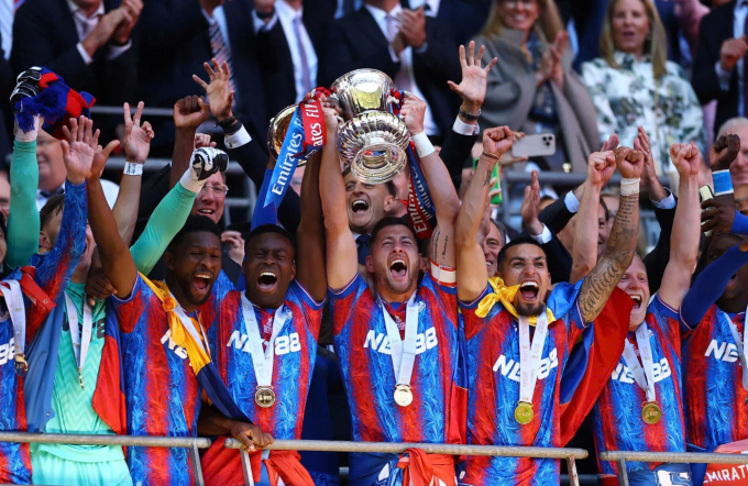 Crystal Palace nâng Cup FA sau khi thắng Man City 1-0 ở chung kết trên sân Wembley, London, Anh ngày 17/5/2025. Ảnh: Reuters