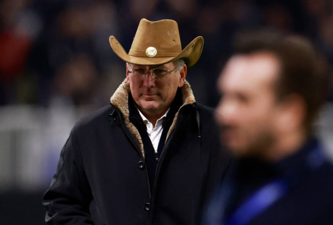 John Textor trước trận Lyon thua PSG 2-3 ở vòng 23 Ligue 1 ngày 23/2/2025. Ảnh: Reuters