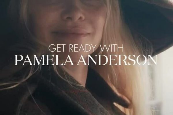 Pamela Anderson: Vẻ đẹp mộc mạc tự nhiên cuốn hút
