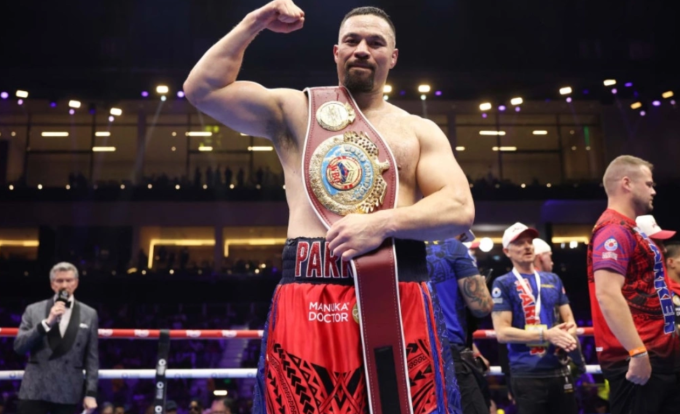 Joseph Parker ăn mừng sau khi đánh bại Martin Bakole để bảo vệ đai vô địch tạm thời WBO tại Riyadh, Arab Saudi ngày 22/2/2025. Ảnh: PHOTOSPORT