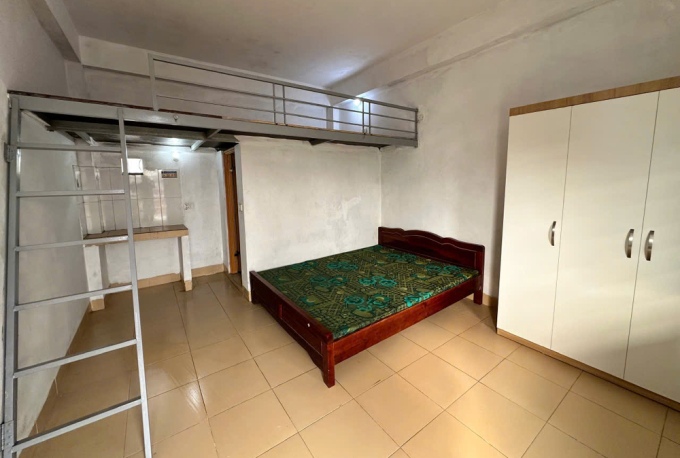 Một phòng trọ có giường và tủ quần áo, có giá thuê 2,5-3 triệu đồng một tháng. Ảnh: Thiều Thành Tiến