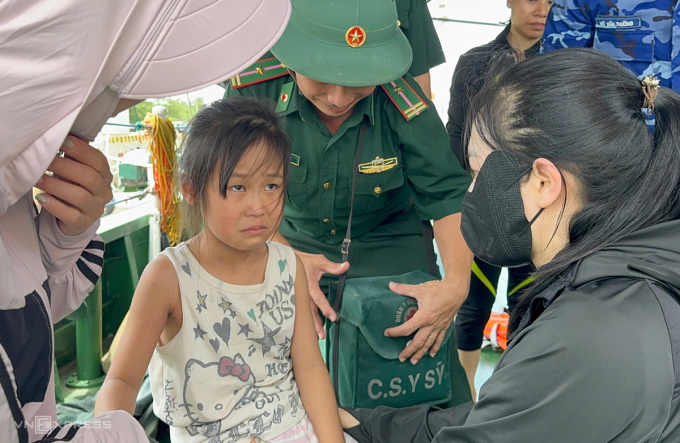 Phương Anh bật khóc khi gặp mẹ. Ảnh: Đức Lòng