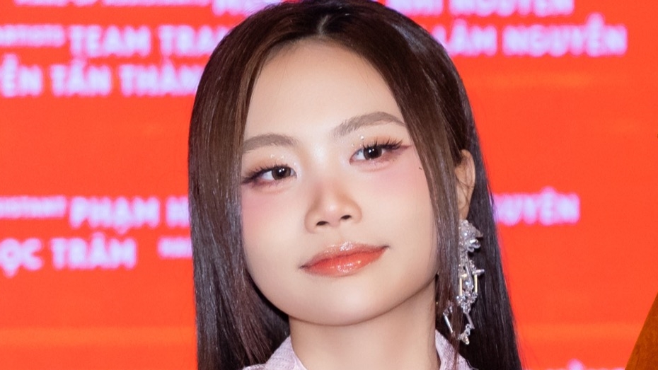 Phương Mỹ Chi xúc động khi hát 