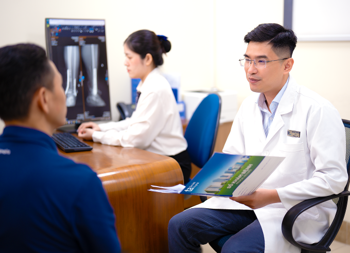 Bác sĩ Huy dặn dò bệnh nhân trước khi xuất viện. Ảnh minh họa: Bệnh viện Đa khoa Tâm Anh