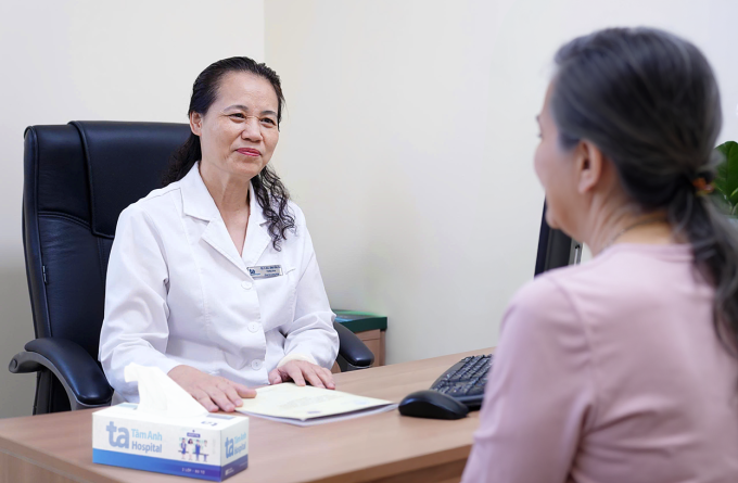 PGS Hoa dặn dò người bệnh sau khi tiêm kháng thể đơn dòng Denosumab trị loãng xương. Ảnh: Bệnh viện Đa khoa Tâm Anh