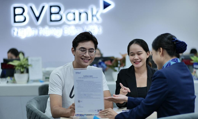 Nhân viên tư vấn sản phẩm cho khách hàng. Ảnh: BVBank