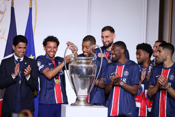 Cầu thủ PSG mừng danh hiệu Champions League tại Điện Elysee, thành phố Paris, Pháp ngày 1/6/2025. Ảnh: Reuters