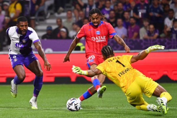 PSG Đại Thắng: Màn Móc Bóng Siêu Phẩm