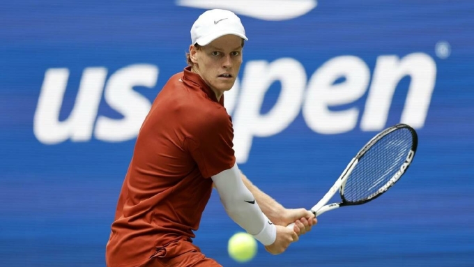Sinner đánh trái tay trong trận gặp Kopriva, ở vòng một Mỹ Mở rộng trên sân Arthur Ashe, New York hôm 26/8. Ảnh: Reuters